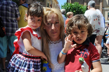 Las fiestas de San Juan, en Cintruénigo, tienen un protagonista indiscutible: Chapalangarra. Este muñeco, que simboliza al mal, reunió a los vecinos en la plaza de los Fueros a mediodía del sábado 23 de junio. Tal y como manda la tradición Chapalangarra fue colgado y volteado para, ya por la noche y tras un nuevo volteo, terminar su breve existencia en las llamas de las hogueras típicas de la noche de San Juan.