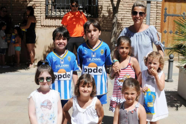 Las fiestas de San Juan, en Cintruénigo, tienen un protagonista indiscutible: Chapalangarra. Este muñeco, que simboliza al mal, reunió a los vecinos en la plaza de los Fueros a mediodía del sábado 23 de junio. Tal y como manda la tradición Chapalangarra fue colgado y volteado para, ya por la noche y tras un nuevo volteo, terminar su breve existencia en las llamas de las hogueras típicas de la noche de San Juan.