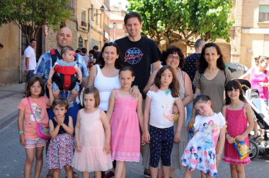 Las fiestas de San Juan, en Cintruénigo, tienen un protagonista indiscutible: Chapalangarra. Este muñeco, que simboliza al mal, reunió a los vecinos en la plaza de los Fueros a mediodía del sábado 23 de junio. Tal y como manda la tradición Chapalangarra fue colgado y volteado para, ya por la noche y tras un nuevo volteo, terminar su breve existencia en las llamas de las hogueras típicas de la noche de San Juan.