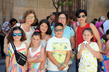 Las fiestas de San Juan, en Cintruénigo, tienen un protagonista indiscutible: Chapalangarra. Este muñeco, que simboliza al mal, reunió a los vecinos en la plaza de los Fueros a mediodía del sábado 23 de junio. Tal y como manda la tradición Chapalangarra fue colgado y volteado para, ya por la noche y tras un nuevo volteo, terminar su breve existencia en las llamas de las hogueras típicas de la noche de San Juan.