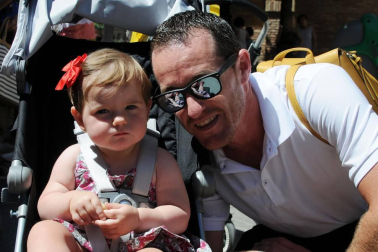 Las fiestas de San Juan, en Cintruénigo, tienen un protagonista indiscutible: Chapalangarra. Este muñeco, que simboliza al mal, reunió a los vecinos en la plaza de los Fueros a mediodía del sábado 23 de junio. Tal y como manda la tradición Chapalangarra fue colgado y volteado para, ya por la noche y tras un nuevo volteo, terminar su breve existencia en las llamas de las hogueras típicas de la noche de San Juan.