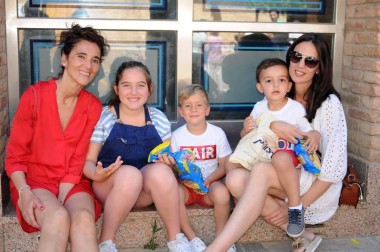 Las fiestas de San Juan, en Cintruénigo, tienen un protagonista indiscutible: Chapalangarra. Este muñeco, que simboliza al mal, reunió a los vecinos en la plaza de los Fueros a mediodía del sábado 23 de junio. Tal y como manda la tradición Chapalangarra fue colgado y volteado para, ya por la noche y tras un nuevo volteo, terminar su breve existencia en las llamas de las hogueras típicas de la noche de San Juan.