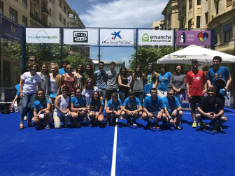 Más de trescientas personas han participado en la cuarta edición del Torneo Pádel ANA, que este año ha tenido como slogan “Tengo Autismo, ¡sonríeme!” y que tiene como objetivo sensibilizar a la sociedad sobre este síndrome. Organizado en colaboración con el Ayuntamiento de Pamplona, cuenta con el patrocinio de Fundación La Caixa, Intor, Bodega Inurrieta, Bodega Señorío de Sarria, Bodegas Olimpia, Conservas Pedro Luis y Lady Moustache. El torneo celebró sus primeras fases en el Club Arena Entrena Pádel y los partidos finales en la pista instalada en la avenida de Carlos III, junto al monumento al Encierro. Un espectáculo deportivo y solidario que va cada año a más.