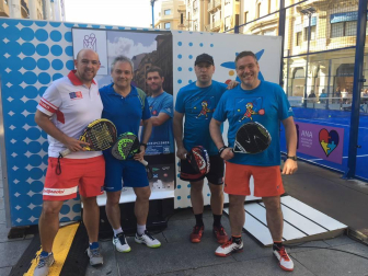 Más de trescientas personas han participado en la cuarta edición del Torneo Pádel ANA, que este año ha tenido como slogan “Tengo Autismo, ¡sonríeme!” y que tiene como objetivo sensibilizar a la sociedad sobre este síndrome. Organizado en colaboración con el Ayuntamiento de Pamplona, cuenta con el patrocinio de Fundación La Caixa, Intor, Bodega Inurrieta, Bodega Señorío de Sarria, Bodegas Olimpia, Conservas Pedro Luis y Lady Moustache. El torneo celebró sus primeras fases en el Club Arena Entrena Pádel y los partidos finales en la pista instalada en la avenida de Carlos III, junto al monumento al Encierro. Un espectáculo deportivo y solidario que va cada año a más.