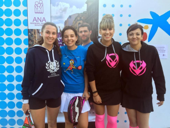 Más de trescientas personas han participado en la cuarta edición del Torneo Pádel ANA, que este año ha tenido como slogan “Tengo Autismo, ¡sonríeme!” y que tiene como objetivo sensibilizar a la sociedad sobre este síndrome. Organizado en colaboración con el Ayuntamiento de Pamplona, cuenta con el patrocinio de Fundación La Caixa, Intor, Bodega Inurrieta, Bodega Señorío de Sarria, Bodegas Olimpia, Conservas Pedro Luis y Lady Moustache. El torneo celebró sus primeras fases en el Club Arena Entrena Pádel y los partidos finales en la pista instalada en la avenida de Carlos III, junto al monumento al Encierro. Un espectáculo deportivo y solidario que va cada año a más.