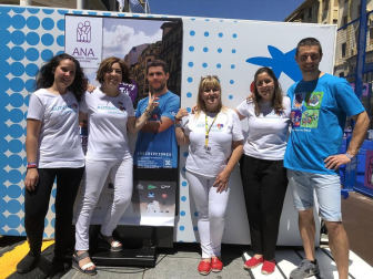 Más de trescientas personas han participado en la cuarta edición del Torneo Pádel ANA, que este año ha tenido como slogan “Tengo Autismo, ¡sonríeme!” y que tiene como objetivo sensibilizar a la sociedad sobre este síndrome. Organizado en colaboración con el Ayuntamiento de Pamplona, cuenta con el patrocinio de Fundación La Caixa, Intor, Bodega Inurrieta, Bodega Señorío de Sarria, Bodegas Olimpia, Conservas Pedro Luis y Lady Moustache. El torneo celebró sus primeras fases en el Club Arena Entrena Pádel y los partidos finales en la pista instalada en la avenida de Carlos III, junto al monumento al Encierro. Un espectáculo deportivo y solidario que va cada año a más.