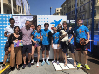 Más de trescientas personas han participado en la cuarta edición del Torneo Pádel ANA, que este año ha tenido como slogan “Tengo Autismo, ¡sonríeme!” y que tiene como objetivo sensibilizar a la sociedad sobre este síndrome. Organizado en colaboración con el Ayuntamiento de Pamplona, cuenta con el patrocinio de Fundación La Caixa, Intor, Bodega Inurrieta, Bodega Señorío de Sarria, Bodegas Olimpia, Conservas Pedro Luis y Lady Moustache. El torneo celebró sus primeras fases en el Club Arena Entrena Pádel y los partidos finales en la pista instalada en la avenida de Carlos III, junto al monumento al Encierro. Un espectáculo deportivo y solidario que va cada año a más.