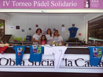 Más de trescientas personas han participado en la cuarta edición del Torneo Pádel ANA, que este año ha tenido como slogan “Tengo Autismo, ¡sonríeme!” y que tiene como objetivo sensibilizar a la sociedad sobre este síndrome. Organizado en colaboración con el Ayuntamiento de Pamplona, cuenta con el patrocinio de Fundación La Caixa, Intor, Bodega Inurrieta, Bodega Señorío de Sarria, Bodegas Olimpia, Conservas Pedro Luis y Lady Moustache. El torneo celebró sus primeras fases en el Club Arena Entrena Pádel y los partidos finales en la pista instalada en la avenida de Carlos III, junto al monumento al Encierro. Un espectáculo deportivo y solidario que va cada año a más.