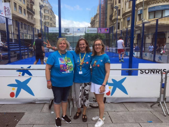 Más de trescientas personas han participado en la cuarta edición del Torneo Pádel ANA, que este año ha tenido como slogan “Tengo Autismo, ¡sonríeme!” y que tiene como objetivo sensibilizar a la sociedad sobre este síndrome. Organizado en colaboración con el Ayuntamiento de Pamplona, cuenta con el patrocinio de Fundación La Caixa, Intor, Bodega Inurrieta, Bodega Señorío de Sarria, Bodegas Olimpia, Conservas Pedro Luis y Lady Moustache. El torneo celebró sus primeras fases en el Club Arena Entrena Pádel y los partidos finales en la pista instalada en la avenida de Carlos III, junto al monumento al Encierro. Un espectáculo deportivo y solidario que va cada año a más.