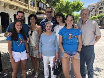 Más de trescientas personas han participado en la cuarta edición del Torneo Pádel ANA, que este año ha tenido como slogan “Tengo Autismo, ¡sonríeme!” y que tiene como objetivo sensibilizar a la sociedad sobre este síndrome. Organizado en colaboración con el Ayuntamiento de Pamplona, cuenta con el patrocinio de Fundación La Caixa, Intor, Bodega Inurrieta, Bodega Señorío de Sarria, Bodegas Olimpia, Conservas Pedro Luis y Lady Moustache. El torneo celebró sus primeras fases en el Club Arena Entrena Pádel y los partidos finales en la pista instalada en la avenida de Carlos III, junto al monumento al Encierro. Un espectáculo deportivo y solidario que va cada año a más.