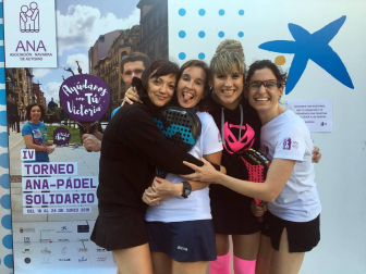 Más de trescientas personas han participado en la cuarta edición del Torneo Pádel ANA, que este año ha tenido como slogan “Tengo Autismo, ¡sonríeme!” y que tiene como objetivo sensibilizar a la sociedad sobre este síndrome. Organizado en colaboración con el Ayuntamiento de Pamplona, cuenta con el patrocinio de Fundación La Caixa, Intor, Bodega Inurrieta, Bodega Señorío de Sarria, Bodegas Olimpia, Conservas Pedro Luis y Lady Moustache. El torneo celebró sus primeras fases en el Club Arena Entrena Pádel y los partidos finales en la pista instalada en la avenida de Carlos III, junto al monumento al Encierro. Un espectáculo deportivo y solidario que va cada año a más.