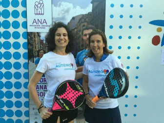 Más de trescientas personas han participado en la cuarta edición del Torneo Pádel ANA, que este año ha tenido como slogan “Tengo Autismo, ¡sonríeme!” y que tiene como objetivo sensibilizar a la sociedad sobre este síndrome. Organizado en colaboración con el Ayuntamiento de Pamplona, cuenta con el patrocinio de Fundación La Caixa, Intor, Bodega Inurrieta, Bodega Señorío de Sarria, Bodegas Olimpia, Conservas Pedro Luis y Lady Moustache. El torneo celebró sus primeras fases en el Club Arena Entrena Pádel y los partidos finales en la pista instalada en la avenida de Carlos III, junto al monumento al Encierro. Un espectáculo deportivo y solidario que va cada año a más.