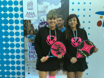 Más de trescientas personas han participado en la cuarta edición del Torneo Pádel ANA, que este año ha tenido como slogan “Tengo Autismo, ¡sonríeme!” y que tiene como objetivo sensibilizar a la sociedad sobre este síndrome. Organizado en colaboración con el Ayuntamiento de Pamplona, cuenta con el patrocinio de Fundación La Caixa, Intor, Bodega Inurrieta, Bodega Señorío de Sarria, Bodegas Olimpia, Conservas Pedro Luis y Lady Moustache. El torneo celebró sus primeras fases en el Club Arena Entrena Pádel y los partidos finales en la pista instalada en la avenida de Carlos III, junto al monumento al Encierro. Un espectáculo deportivo y solidario que va cada año a más.