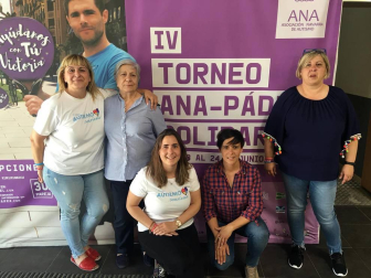 Más de trescientas personas han participado en la cuarta edición del Torneo Pádel ANA, que este año ha tenido como slogan “Tengo Autismo, ¡sonríeme!” y que tiene como objetivo sensibilizar a la sociedad sobre este síndrome. Organizado en colaboración con el Ayuntamiento de Pamplona, cuenta con el patrocinio de Fundación La Caixa, Intor, Bodega Inurrieta, Bodega Señorío de Sarria, Bodegas Olimpia, Conservas Pedro Luis y Lady Moustache. El torneo celebró sus primeras fases en el Club Arena Entrena Pádel y los partidos finales en la pista instalada en la avenida de Carlos III, junto al monumento al Encierro. Un espectáculo deportivo y solidario que va cada año a más.