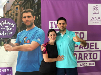 Más de trescientas personas han participado en la cuarta edición del Torneo Pádel ANA, que este año ha tenido como slogan “Tengo Autismo, ¡sonríeme!” y que tiene como objetivo sensibilizar a la sociedad sobre este síndrome. Organizado en colaboración con el Ayuntamiento de Pamplona, cuenta con el patrocinio de Fundación La Caixa, Intor, Bodega Inurrieta, Bodega Señorío de Sarria, Bodegas Olimpia, Conservas Pedro Luis y Lady Moustache. El torneo celebró sus primeras fases en el Club Arena Entrena Pádel y los partidos finales en la pista instalada en la avenida de Carlos III, junto al monumento al Encierro. Un espectáculo deportivo y solidario que va cada año a más.