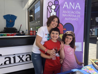 Más de trescientas personas han participado en la cuarta edición del Torneo Pádel ANA, que este año ha tenido como slogan “Tengo Autismo, ¡sonríeme!” y que tiene como objetivo sensibilizar a la sociedad sobre este síndrome. Organizado en colaboración con el Ayuntamiento de Pamplona, cuenta con el patrocinio de Fundación La Caixa, Intor, Bodega Inurrieta, Bodega Señorío de Sarria, Bodegas Olimpia, Conservas Pedro Luis y Lady Moustache. El torneo celebró sus primeras fases en el Club Arena Entrena Pádel y los partidos finales en la pista instalada en la avenida de Carlos III, junto al monumento al Encierro. Un espectáculo deportivo y solidario que va cada año a más.