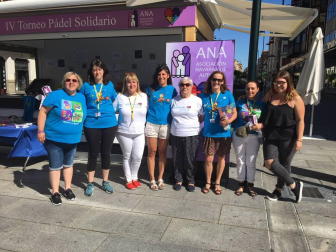 Más de trescientas personas han participado en la cuarta edición del Torneo Pádel ANA, que este año ha tenido como slogan “Tengo Autismo, ¡sonríeme!” y que tiene como objetivo sensibilizar a la sociedad sobre este síndrome. Organizado en colaboración con el Ayuntamiento de Pamplona, cuenta con el patrocinio de Fundación La Caixa, Intor, Bodega Inurrieta, Bodega Señorío de Sarria, Bodegas Olimpia, Conservas Pedro Luis y Lady Moustache. El torneo celebró sus primeras fases en el Club Arena Entrena Pádel y los partidos finales en la pista instalada en la avenida de Carlos III, junto al monumento al Encierro. Un espectáculo deportivo y solidario que va cada año a más.