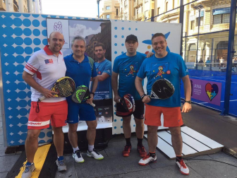 Más de trescientas personas han participado en la cuarta edición del Torneo Pádel ANA, que este año ha tenido como slogan “Tengo Autismo, ¡sonríeme!” y que tiene como objetivo sensibilizar a la sociedad sobre este síndrome. Organizado en colaboración con el Ayuntamiento de Pamplona, cuenta con el patrocinio de Fundación La Caixa, Intor, Bodega Inurrieta, Bodega Señorío de Sarria, Bodegas Olimpia, Conservas Pedro Luis y Lady Moustache. El torneo celebró sus primeras fases en el Club Arena Entrena Pádel y los partidos finales en la pista instalada en la avenida de Carlos III, junto al monumento al Encierro. Un espectáculo deportivo y solidario que va cada año a más.