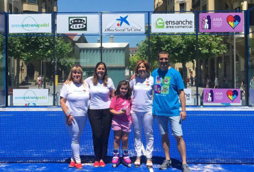 Más de trescientas personas han participado en la cuarta edición del Torneo Pádel ANA, que este año ha tenido como slogan “Tengo Autismo, ¡sonríeme!” y que tiene como objetivo sensibilizar a la sociedad sobre este síndrome. Organizado en colaboración con el Ayuntamiento de Pamplona, cuenta con el patrocinio de Fundación La Caixa, Intor, Bodega Inurrieta, Bodega Señorío de Sarria, Bodegas Olimpia, Conservas Pedro Luis y Lady Moustache. El torneo celebró sus primeras fases en el Club Arena Entrena Pádel y los partidos finales en la pista instalada en la avenida de Carlos III, junto al monumento al Encierro. Un espectáculo deportivo y solidario que va cada año a más.