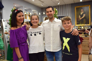 El viernes  22 de junio la capital de la Ribera volvió a acoger el acontecimiento 'Mare Shopping Night', organizado por Mare Complementos con la colaboración de Kaizen Estilistas y Wine Corner. Una velada en la que clientes y amigos pudieron conocer las nuevas colecciones de Mare, disfrutar de un aperitivo, participar en sorteos y brindar en el rincón de Wine Corner.