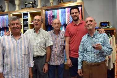 El viernes  22 de junio la capital de la Ribera volvió a acoger el acontecimiento 'Mare Shopping Night', organizado por Mare Complementos con la colaboración de Kaizen Estilistas y Wine Corner. Una velada en la que clientes y amigos pudieron conocer las nuevas colecciones de Mare, disfrutar de un aperitivo, participar en sorteos y brindar en el rincón de Wine Corner.