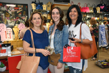 El viernes  22 de junio la capital de la Ribera volvió a acoger el acontecimiento 'Mare Shopping Night', organizado por Mare Complementos con la colaboración de Kaizen Estilistas y Wine Corner. Una velada en la que clientes y amigos pudieron conocer las nuevas colecciones de Mare, disfrutar de un aperitivo, participar en sorteos y brindar en el rincón de Wine Corner.