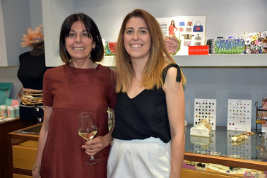 El viernes  22 de junio la capital de la Ribera volvió a acoger el acontecimiento 'Mare Shopping Night', organizado por Mare Complementos con la colaboración de Kaizen Estilistas y Wine Corner. Una velada en la que clientes y amigos pudieron conocer las nuevas colecciones de Mare, disfrutar de un aperitivo, participar en sorteos y brindar en el rincón de Wine Corner.