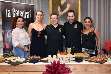 El viernes  22 de junio la capital de la Ribera volvió a acoger el acontecimiento 'Mare Shopping Night', organizado por Mare Complementos con la colaboración de Kaizen Estilistas y Wine Corner. Una velada en la que clientes y amigos pudieron conocer las nuevas colecciones de Mare, disfrutar de un aperitivo, participar en sorteos y brindar en el rincón de Wine Corner.