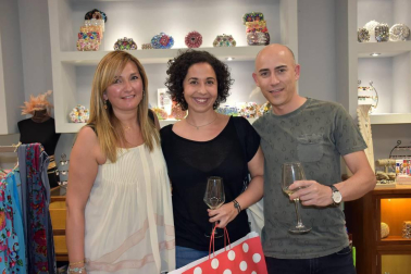 El viernes  22 de junio la capital de la Ribera volvió a acoger el acontecimiento 'Mare Shopping Night', organizado por Mare Complementos con la colaboración de Kaizen Estilistas y Wine Corner. Una velada en la que clientes y amigos pudieron conocer las nuevas colecciones de Mare, disfrutar de un aperitivo, participar en sorteos y brindar en el rincón de Wine Corner.