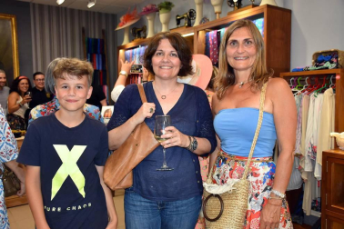 El viernes  22 de junio la capital de la Ribera volvió a acoger el acontecimiento 'Mare Shopping Night', organizado por Mare Complementos con la colaboración de Kaizen Estilistas y Wine Corner. Una velada en la que clientes y amigos pudieron conocer las nuevas colecciones de Mare, disfrutar de un aperitivo, participar en sorteos y brindar en el rincón de Wine Corner.