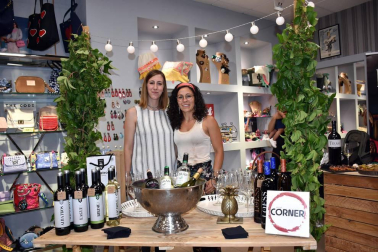 El viernes  22 de junio la capital de la Ribera volvió a acoger el acontecimiento 'Mare Shopping Night', organizado por Mare Complementos con la colaboración de Kaizen Estilistas y Wine Corner. Una velada en la que clientes y amigos pudieron conocer las nuevas colecciones de Mare, disfrutar de un aperitivo, participar en sorteos y brindar en el rincón de Wine Corner.