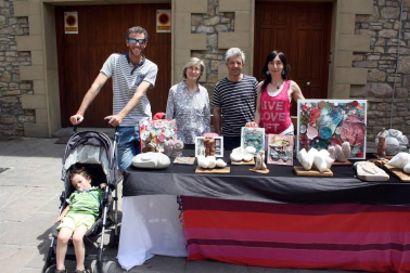 Del 21 al 24 de junio, bajo la dirección artística de Julián Arranz, se celebró en Sangüesa la segunda edición del festival de Cultura Urbana Encrucijada. Cinco prestigiosos muralistas realizaron sus trabajos a la vista del público y a ellos se sumó un completo programa con exposiciones, talleres, conciertos, concurso e incluso un mercadillo artístico, que dio vida a la calle Mayor sangüesina el domingo 24 de junio.