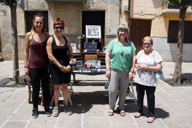 Del 21 al 24 de junio, bajo la dirección artística de Julián Arranz, se celebró en Sangüesa la segunda edición del festival de Cultura Urbana Encrucijada. Cinco prestigiosos muralistas realizaron sus trabajos a la vista del público y a ellos se sumó un completo programa con exposiciones, talleres, conciertos, concurso e incluso un mercadillo artístico, que dio vida a la calle Mayor sangüesina el domingo 24 de junio.