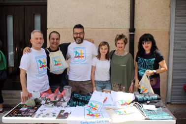 Del 21 al 24 de junio, bajo la dirección artística de Julián Arranz, se celebró en Sangüesa la segunda edición del festival de Cultura Urbana Encrucijada. Cinco prestigiosos muralistas realizaron sus trabajos a la vista del público y a ellos se sumó un completo programa con exposiciones, talleres, conciertos, concurso e incluso un mercadillo artístico, que dio vida a la calle Mayor sangüesina el domingo 24 de junio.