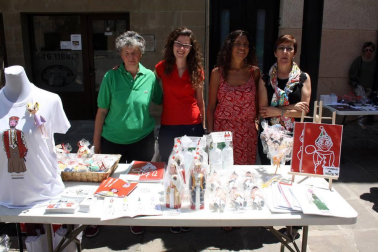 Del 21 al 24 de junio, bajo la dirección artística de Julián Arranz, se celebró en Sangüesa la segunda edición del festival de Cultura Urbana Encrucijada. Cinco prestigiosos muralistas realizaron sus trabajos a la vista del público y a ellos se sumó un completo programa con exposiciones, talleres, conciertos, concurso e incluso un mercadillo artístico, que dio vida a la calle Mayor sangüesina el domingo 24 de junio.