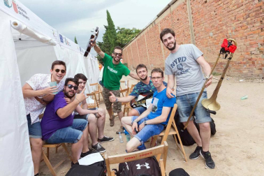 La música del Holika lleva a 9.000 personas a Cortes