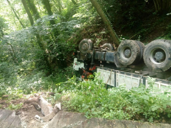 Imágenes del rescate de los bomberos a un camionero cuyo vehículo volcó en una pista en Valcarlos.