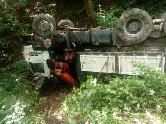 Imágenes del rescate de los bomberos a un camionero cuyo vehículo volcó en una pista en Valcarlos.
