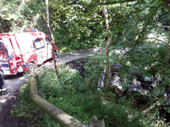 Imágenes del rescate de los bomberos a un camionero cuyo vehículo volcó en una pista en Valcarlos.