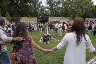 El antiguo convento del paseo de Los Llanos de Estella acoge la cita de la asociación Aroa