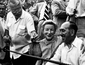El 6 de julio se cumplen cincuenta años de la inauguración de la escultura dedicada al premio nobel frente a la plaza de toros
