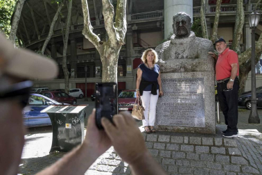 El 6 de julio se cumplen cincuenta años de la inauguración de la escultura dedicada al premio nobel frente a la plaza de toros