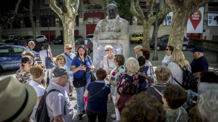 El 6 de julio se cumplen cincuenta años de la inauguración de la escultura dedicada al premio nobel frente a la plaza de toros