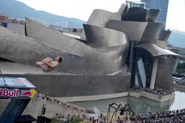'Red Bull Cliff Diving', prueba del circuito mundial de saltos de altura extremos, celebrada este sábado en la Ría del Nervión, en Bilbao.