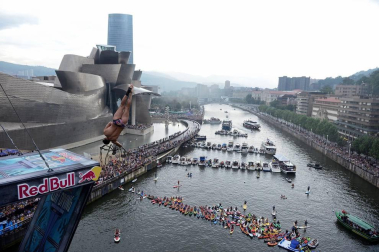 'Red Bull Cliff Diving', prueba del circuito mundial de saltos de altura extremos, celebrada este sábado en la Ría del Nervión, en Bilbao.