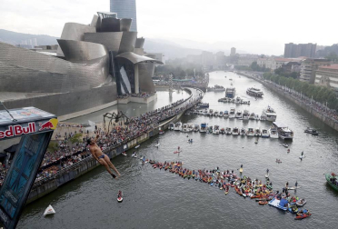 'Red Bull Cliff Diving', prueba del circuito mundial de saltos de altura extremos, celebrada este sábado en la Ría del Nervión, en Bilbao.