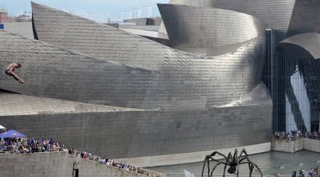 'Red Bull Cliff Diving', prueba del circuito mundial de saltos de altura extremos, celebrada este sábado en la Ría del Nervión, en Bilbao.