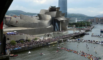 'Red Bull Cliff Diving', prueba del circuito mundial de saltos de altura extremos, celebrada este sábado en la Ría del Nervión, en Bilbao.