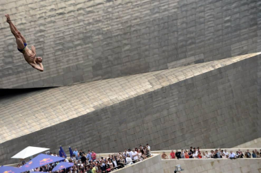'Red Bull Cliff Diving', prueba del circuito mundial de saltos de altura extremos, celebrada este sábado en la Ría del Nervión, en Bilbao.