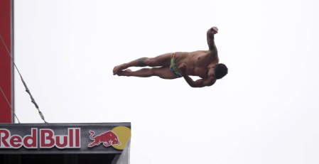 'Red Bull Cliff Diving', prueba del circuito mundial de saltos de altura extremos, celebrada este sábado en la Ría del Nervión, en Bilbao.
